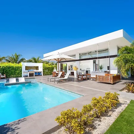 Oceanside 2 Bedroom Luxury Villa With Private Pool, 500Ft From Long Bay Beach -V8